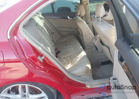 2013 Mercedes-Benz C 250 Sport z USA, uszkodzony, nr VIN WDDGF4HBXDR257474